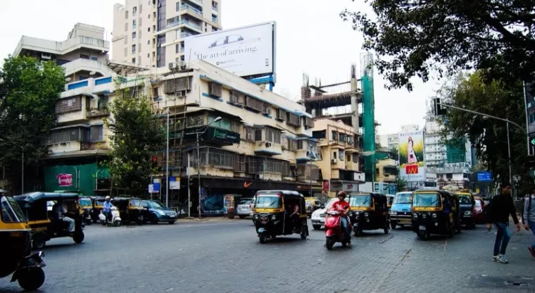 Shops and traffic on Linking Road, Bandra, Mumbai